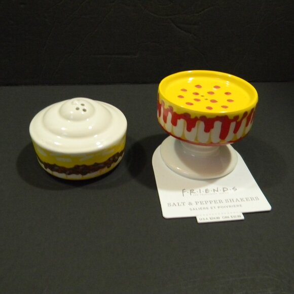 friends TV Series Salt Pepper Shakers Cake Pizza WB for Hallmark NWT - Picture 3 of 7
